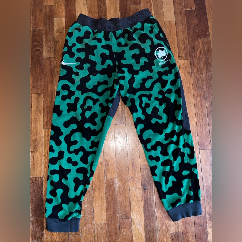 NIKE SPORTSWEAR NYC Parks camo Fleece sweatpants